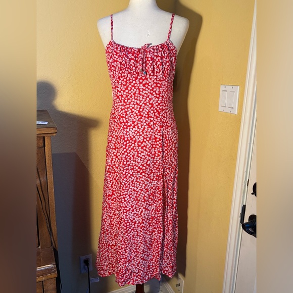 Showpo Willa Red Floral cottage inspired Midi Dress with Slit. Size 6. NWT - Picture 2 of 9